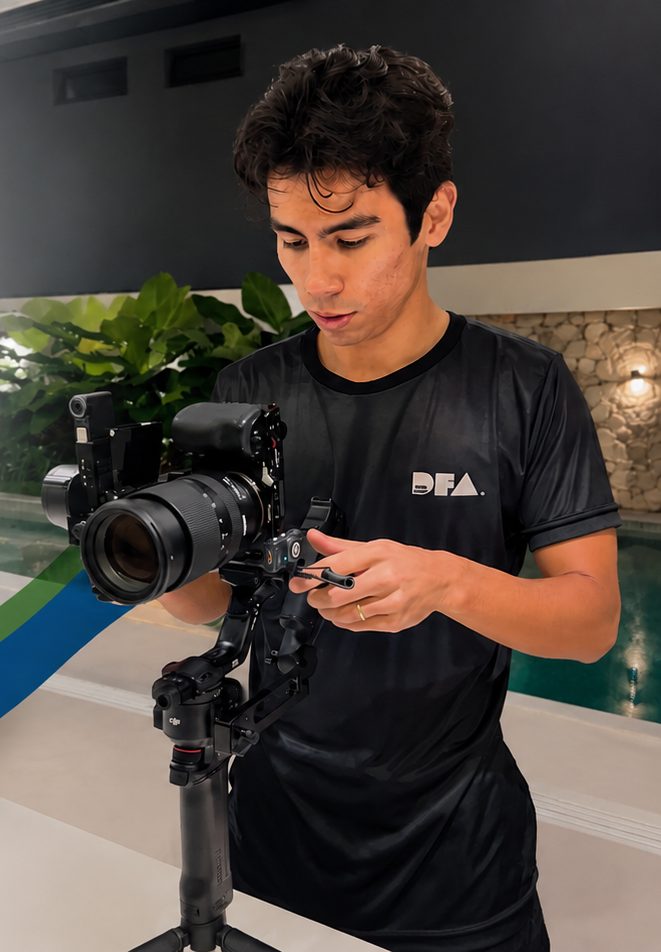 Videomaker gravando com câmera de cinema em estabilizador